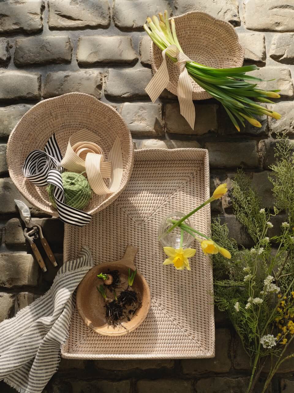 Rhu Rattan Scallop Edge Tray - White